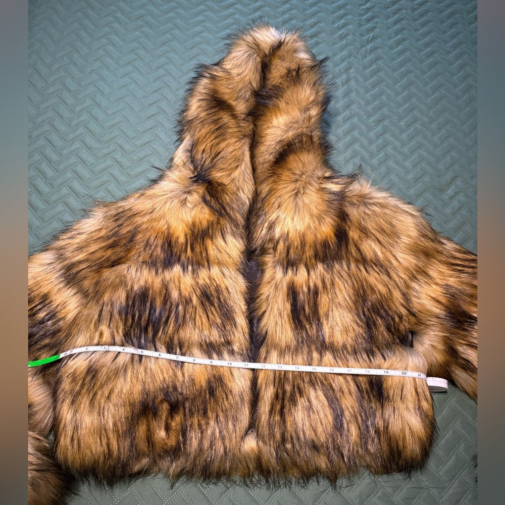 COPY - Akira fake fur cropped hooded puffer - Picture 2 of 5